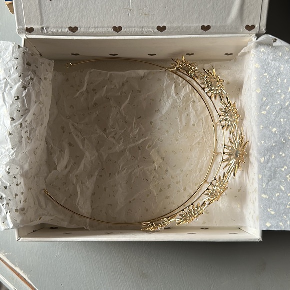 Untamed Petals - Gold Violetta Tiara With Pearl Details - Picture 6 of 7